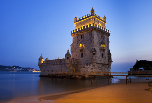 Lissabon, Torre de Belém in der Dämmerung