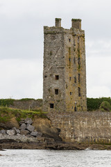 Turm im Hafen Carrigaholt's in Irland