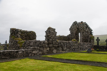 Fototapeta na wymiar Gebäude auf dem Friedhof von Derren in Irland