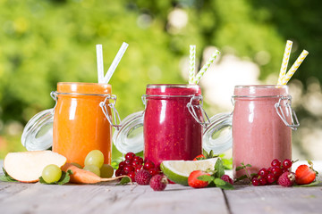 Dreierlei Smoothies mit natürlichem Hintergrund