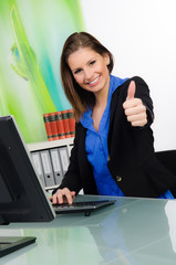 erfolgreiche junge businessfrau zeigt daumen