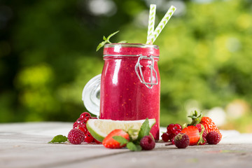 Beerensmoothie mit Limette