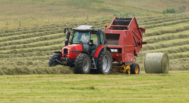 TRACTEUR ET RAMASSEUSE-PRESSE