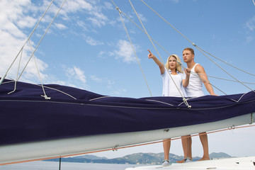 Freiheit & Abenteuer - junges Paar beim Segeln