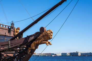 Bow of the sail boat with figurehead of the lion - obrazy, fototapety, plakaty