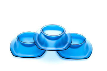 Blaue Eierbecher auf weißem Hintergrund