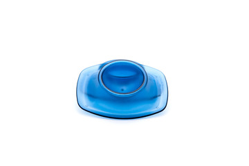 Blaue Eierbecher auf weißem Hintergrund