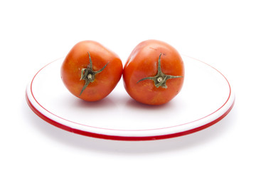 Rote Tomaten auf Teller
