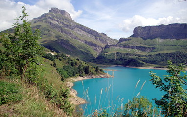 Fototapeta na wymiar lac de roselend -savoie