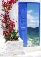 Afwasbaar Fotobehang Santorini Traditionele Griekse deur op het eiland Mykonos, Griekenland