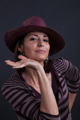 Donna con cappello al teatro