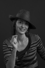 Donna sorridente mentre balla