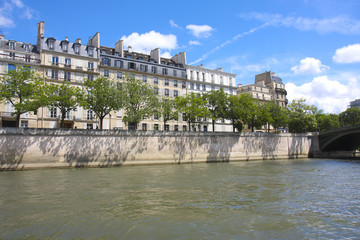 Fototapeta na wymiar 世界遺産パリのセーヌ河岸の眺め。
