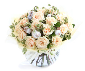 Flower arrangement with cream roses and shells, glass vase.