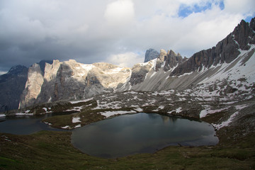 Obraz premium laghi dei piani, sotto il rifugio Locatelli (Dolomiti)