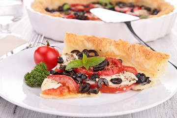 olive and tomato pizza
