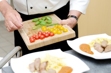 Anrichten mit Tomaten