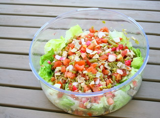 crudités,salade,tomate,radis,laitue,poulet