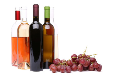 Obraz premium Ripe grapes and bottles of wine