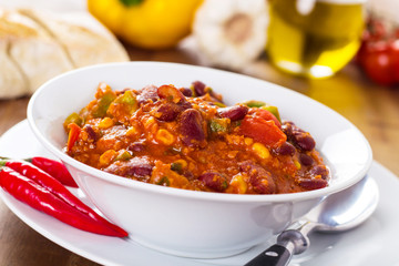Chili con carne - Bohneneintopf mit Hackfleisch und Gemüse