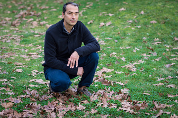 accroupi dans les feuilles d'automne