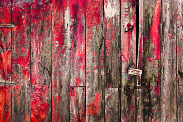 Porte rustique, peinture rouge