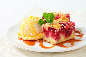 Berry fruit crumble slices with ice cream