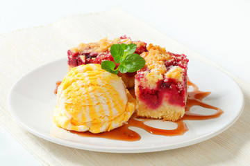 Berry fruit crumble slices with ice cream