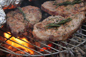 Grillfleisch mit Rosmarin + Bärlauch und Folienkartoffeln