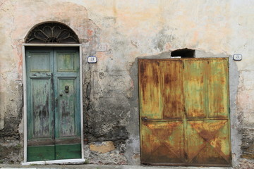 Fototapeta na wymiar Alte Türen in einem ligurischen Dorf