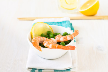 Shrimps with green peas