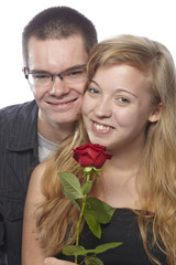 Junges Liebespaar mit Rose