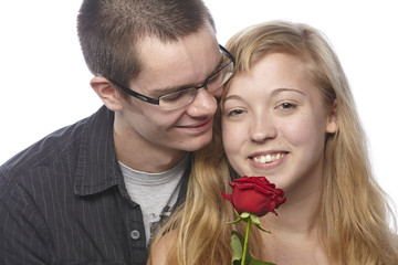 Junges Liebespaar mit Rose