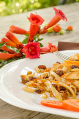 Pollo fritto condito con carota,uva passa e pinoli