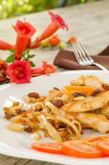 Pollo fritto condito con carota,uva passa e pinoli