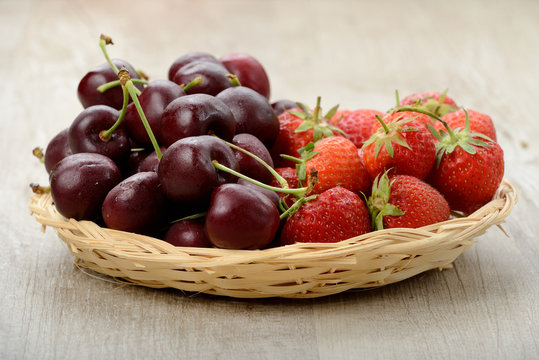 Cestino di fragole e ciliege