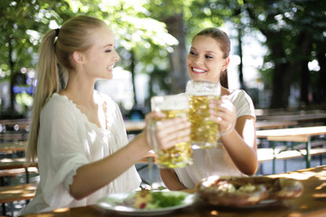 zwei junge Frauen im Biergarten
