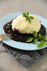 Dampfnudel mit Blaubeeren