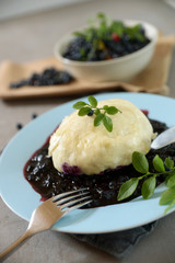 Hefekloß mit Blaubeerkompott