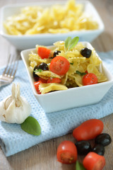 Salbei-Farfalle mit Tomaten und Oliven