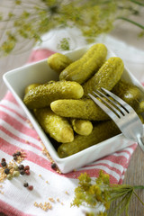 Essiggurken mit Gurkenkraut und Gewürzen