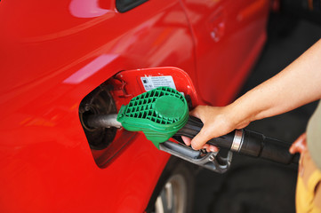Llenado del depósito de gasolina del coche