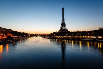 Fototapeta na wymiar Wieża Eiffla i d'Iena Most na Dawn, Paryż, Francja