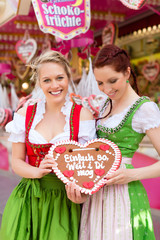 Junge Frauen in traditionellem Dirndl beim Frühlingsfest