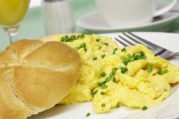 Rührei mit Schnittlauch und Brötchen