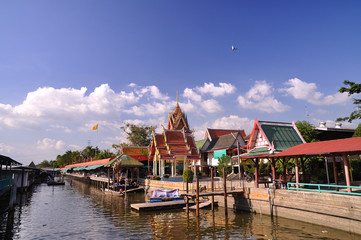 Fototapeta na wymiar Thai temple next to the canal