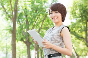 Fototapeta premium タブレットを見る女性 ビジネス