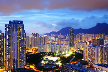 Naklejka premium Kowloon side in Hong Kong at night with lion rock