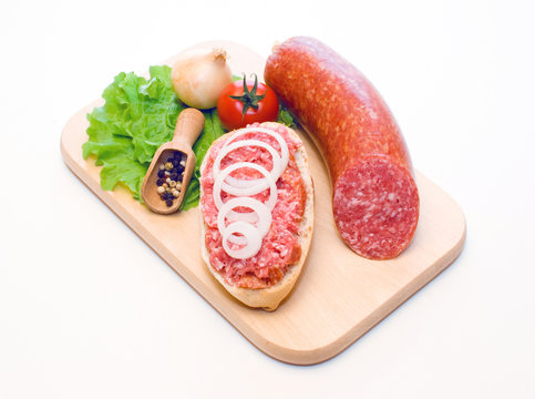 Zwiebelmettwurst auf Holzbrett