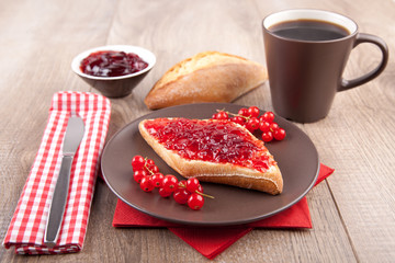 Frühstücksbrötchen mit Tasse Kaffee